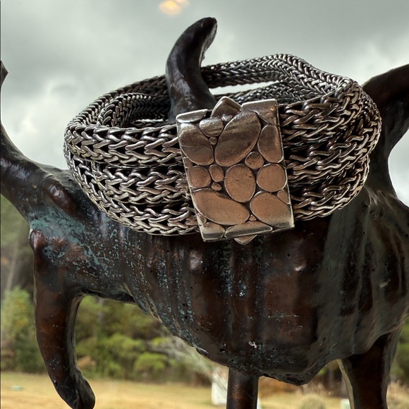 John Hardy bracelet Kali three strand. Authentic perfect condition.
Rare Stunner - Picture 4 of 9